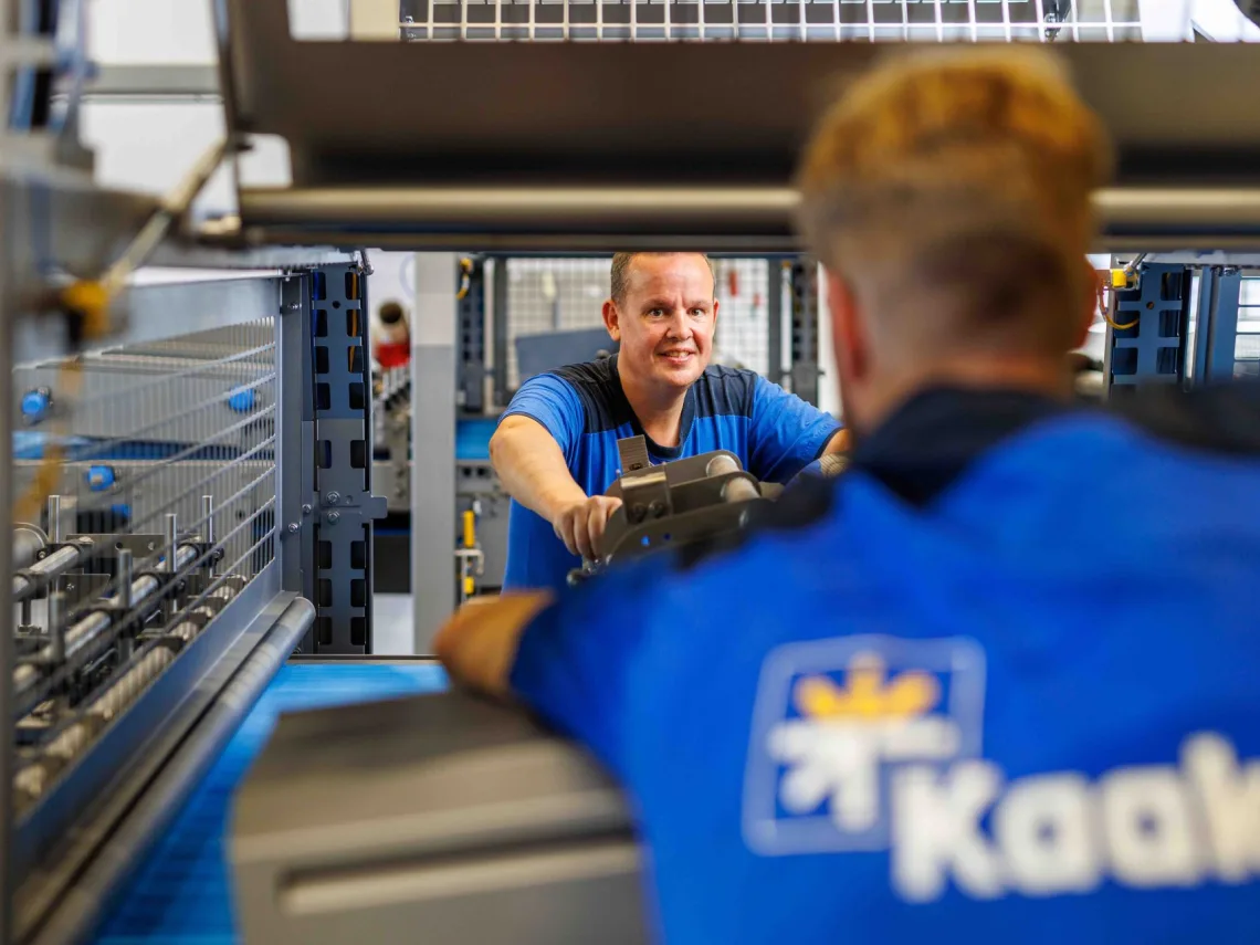 Medewerkers aan het werk bij Royal Kaak