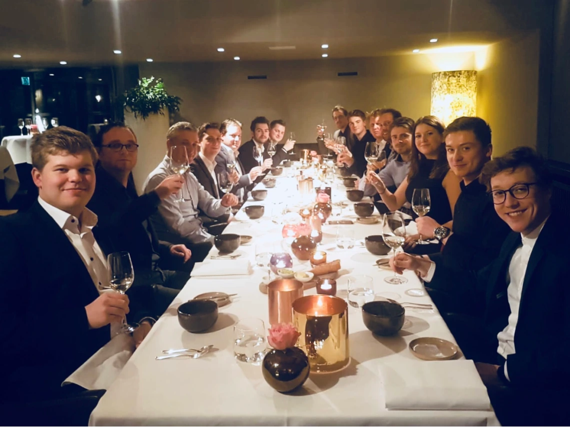 Samen uiteten om ontstaan Koek te vieren