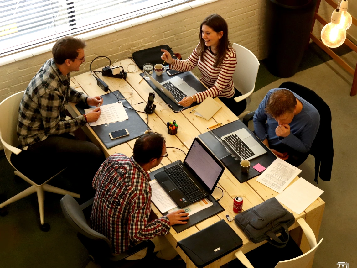 Samen op kantoor met het marketingteam